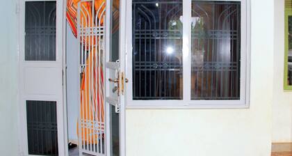 Tenzi BnB, 4-bedroom home,parking,fulkitchen, breakfast clean, secure, Free WiFi