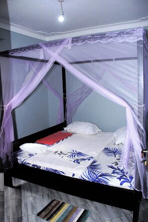 3 bedrooms, iron/ironing board, WiFi, bed sheets - Tenzi BnB, 4-bedroom home,parking,kitchen, breakfast clean, secure, Free WiFi (Jinja)