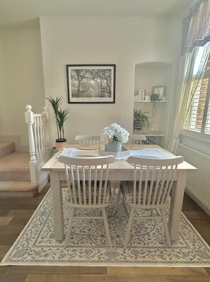 Maison, patio, vue ville | Restauration dans la chambre