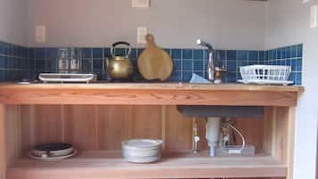 Private kitchen | Mini-fridge, microwave, stovetop, rice cooker