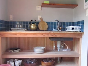 Dapur pribadi | Lemari es kecil, microwave, kompor, dan penanak nasi