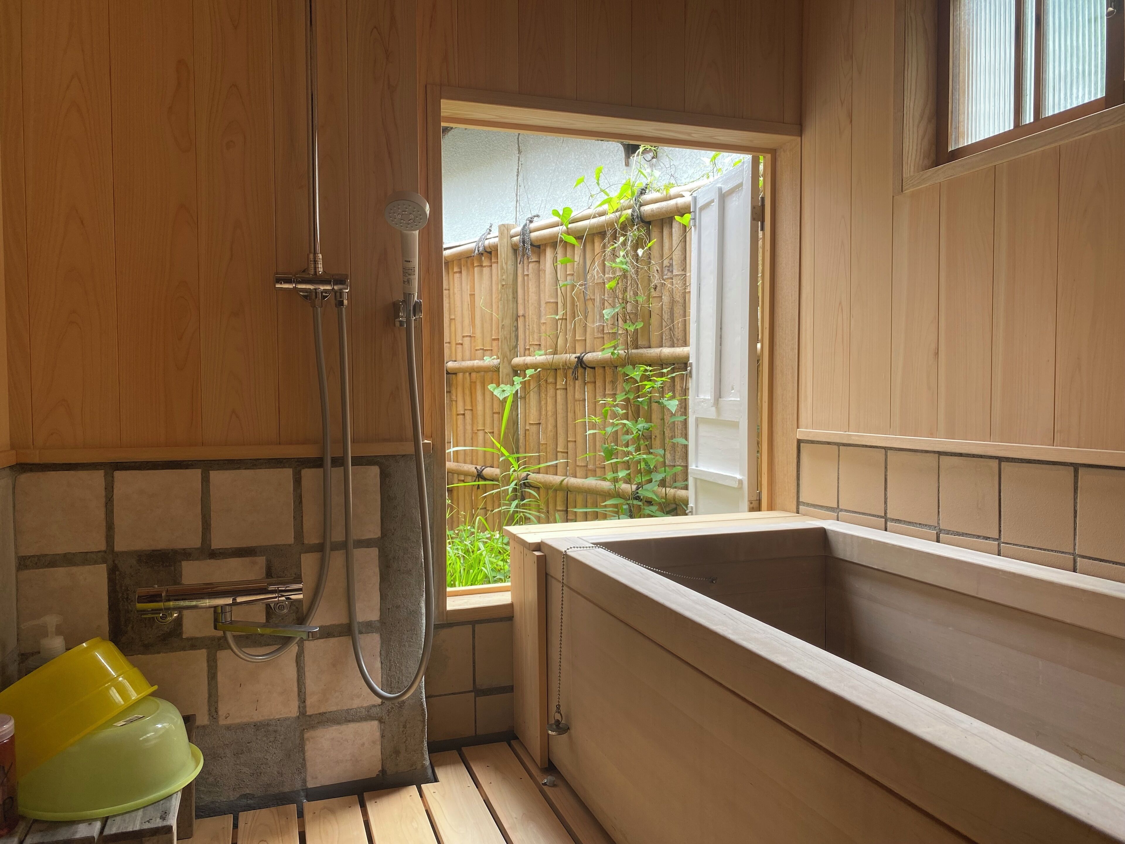 Rumah Premium, Bebas Asap Rokok, pemandangan kebun | Kamar mandi | Kombinasi shower/bathtub, bathtub besar,  dan pancuran hujan