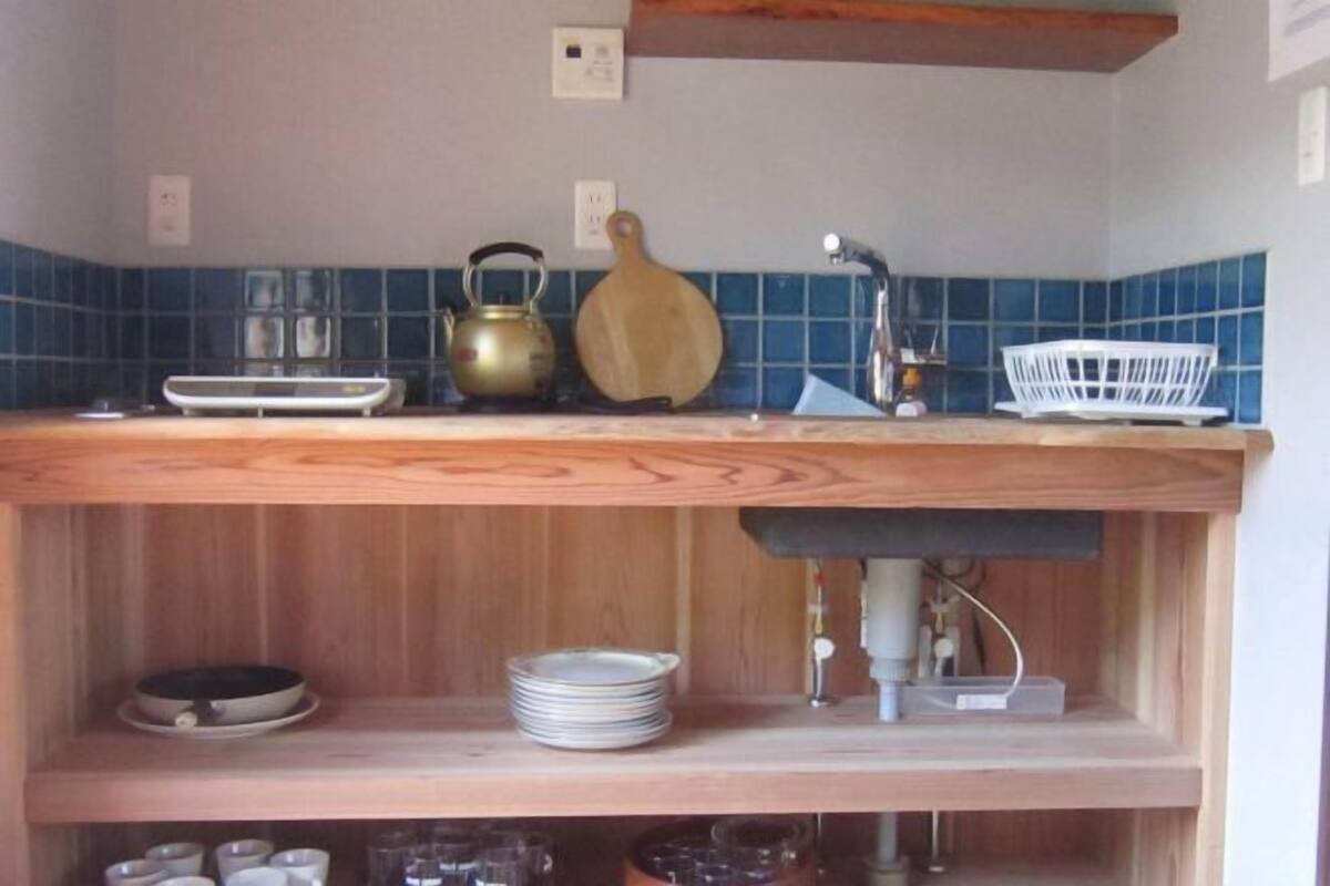 Cuina privada | Frigorífic petit, microones, placa de cuina i arrossera 