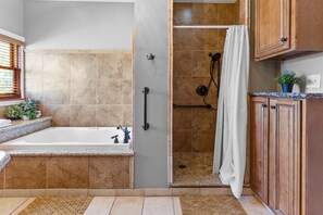 Shower, hair dryer, towels, shampoo - Spacious Downtown Apartment with Free Parking! (Indianapolis)