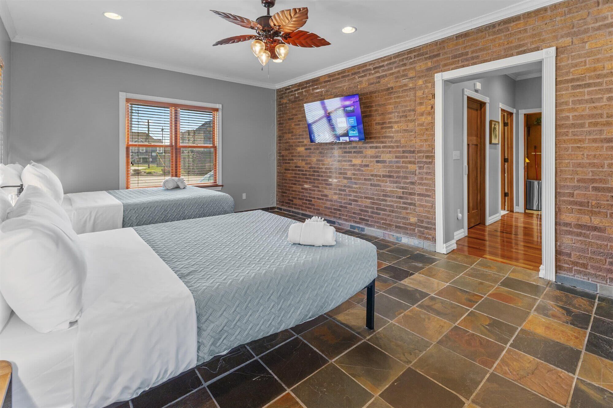 5 bedrooms, iron/ironing board, WiFi, bed sheets