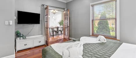 5 habitaciones, tabla de planchar con plancha, wifi y ropa de cama