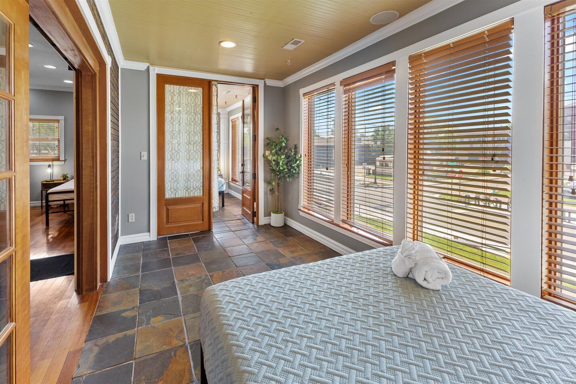 5 bedrooms, iron/ironing board, WiFi, bed sheets