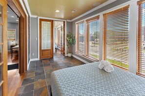 5 bedrooms, iron/ironing board, WiFi, bed sheets