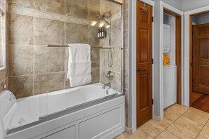 Dusche, Haartrockner, Handtücher, Shampoo