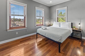 4 bedrooms, iron/ironing board, WiFi, bed sheets