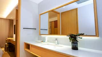 Quarto duplo básico | Banheiro | Chuveiro, secador de cabelo, chinelos, toalhas de banho