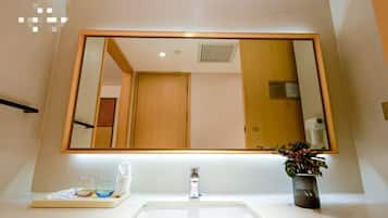 Ducha, secador de pelo, pantuflas, toallas