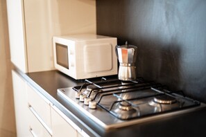 Réfrigérateur, four à micro-ondes, un four, surface de cuisson