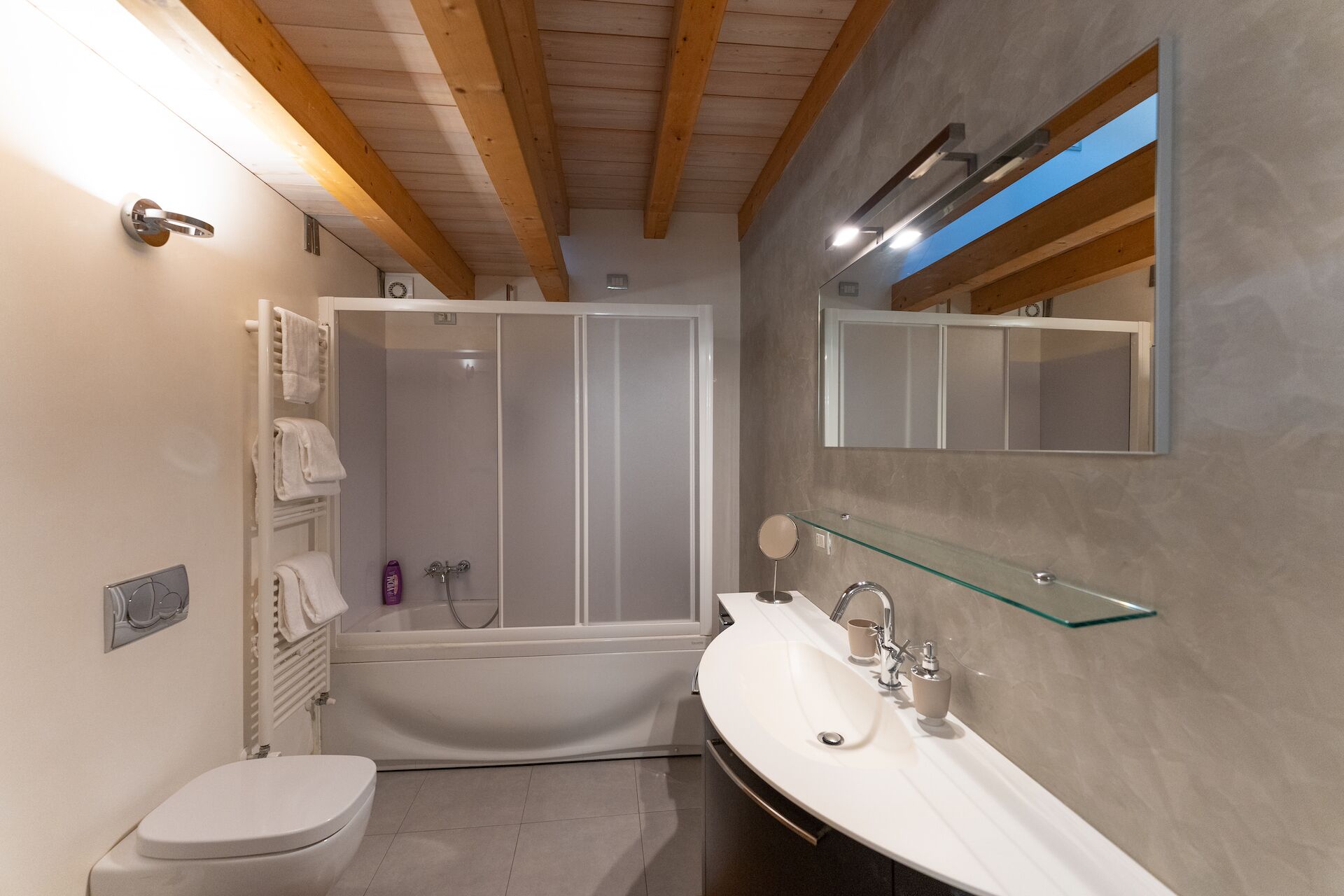 Dusche, Haartrockner, Bidet, Handtücher