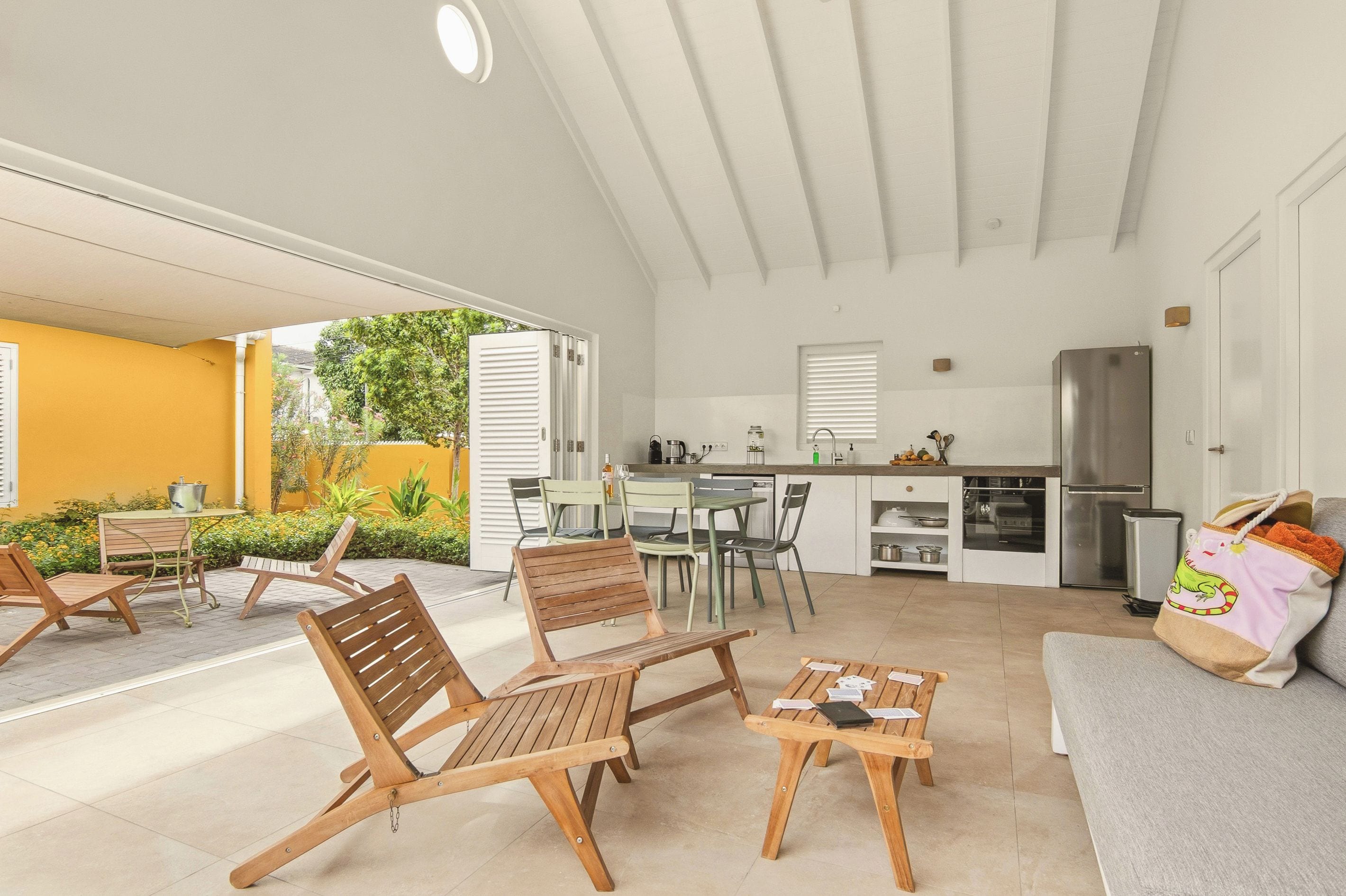 Un espacio habitable compacto con comedor, cocina y zona de estar.