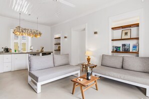 Books - Villa Grandi Luxury 8BR 8BA Estate with Saltwater Pool in Historic Otrobanda (Willemstad)