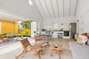 Books - Villa Grandi Luxury 8BR 8BA Estate with Saltwater Pool in Historic Otrobanda (Willemstad)