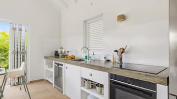 Jääkaappi, uuni, liesi, astianpesukone