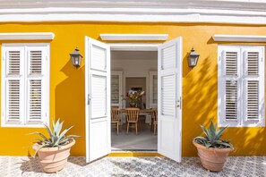 Outdoor dining - Private 3-Villa Estate for 16 Guests with Pool in Historic Otrobanda (Willemstad)