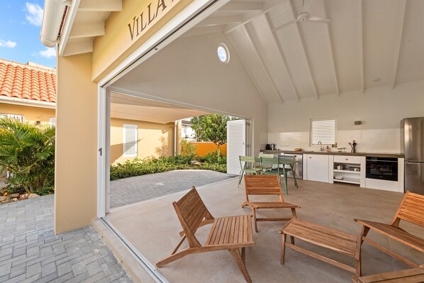 屋外ダイニングエリア