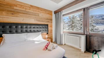 Double Room | In-room safe, cribs/infant beds, bed sheets