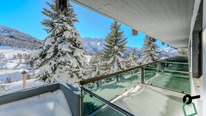 A balcony with a glass railing overlooking a snowy mountain landscape. - Hotiday Sestriere Ski Run (Sestriere)