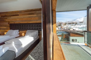 Caja de seguridad en la habitación, cunas y ropa de cama