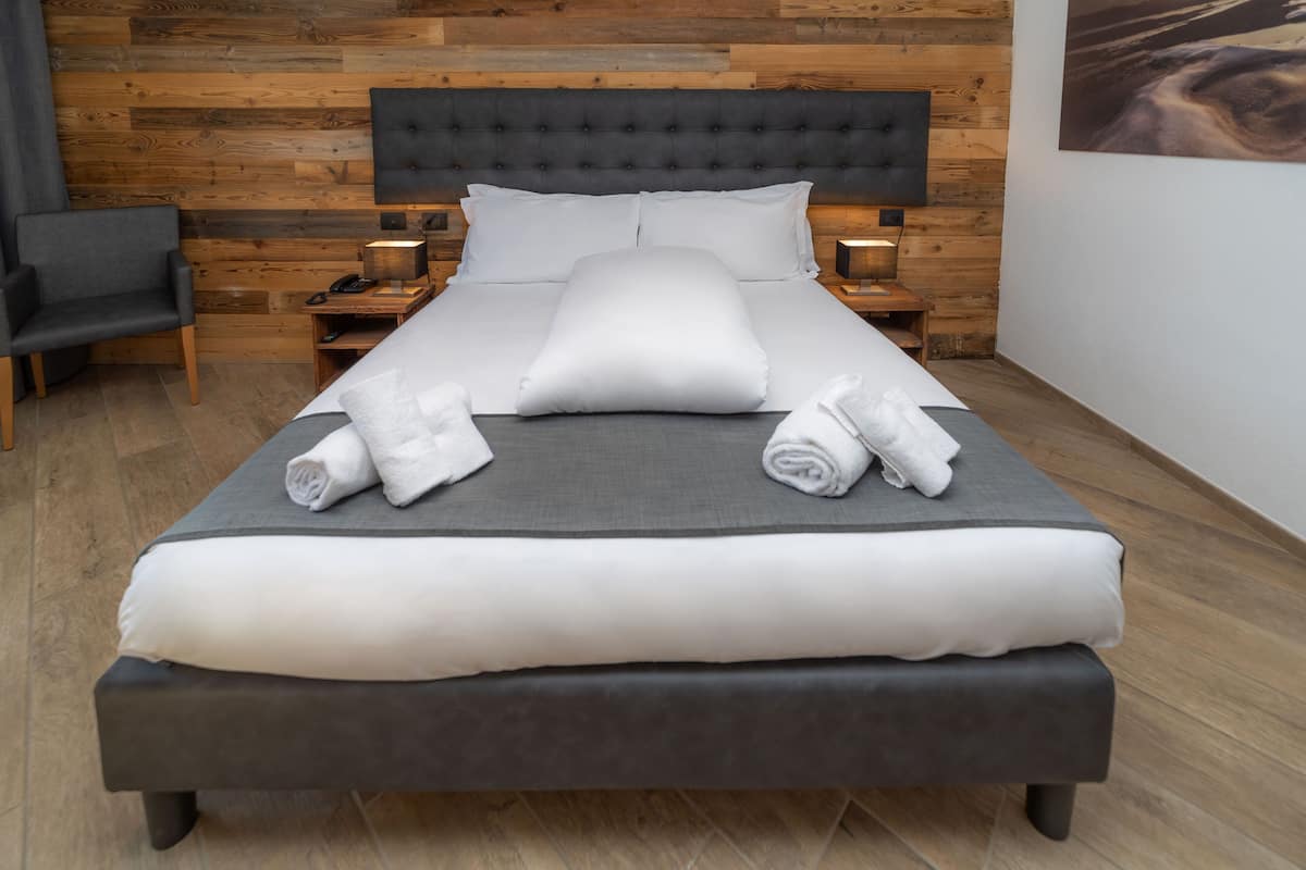 Een kluis op de kamer, babybedden, beddengoed