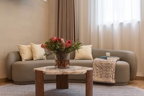 Escritorio, espacio para trabajar con laptop y cortinas blackout 