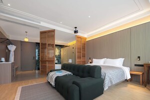 Escritorio, espacio para trabajar con laptop y cortinas blackout 