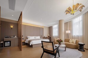 Lyxigt dubbelrum - utsikt mot staden | Skrivbord, arbetsyta för laptop, mörkläggningsgardiner och ljudisolering