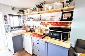 Kylskåp, mikrovågsugn, ugn och kaffe- och tebryggare