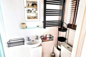 Shower, hair dryer, towels, soap - Gorgeous apartment near Bournemouth Beach (Boscombe)