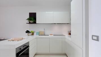 Kühlschrank, Ofen, Geschirrspüler, Wasserkocher mit Kaffee-/Teezubehör