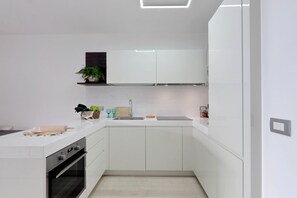 Fridge, oven, dishwasher, coffee/tea maker