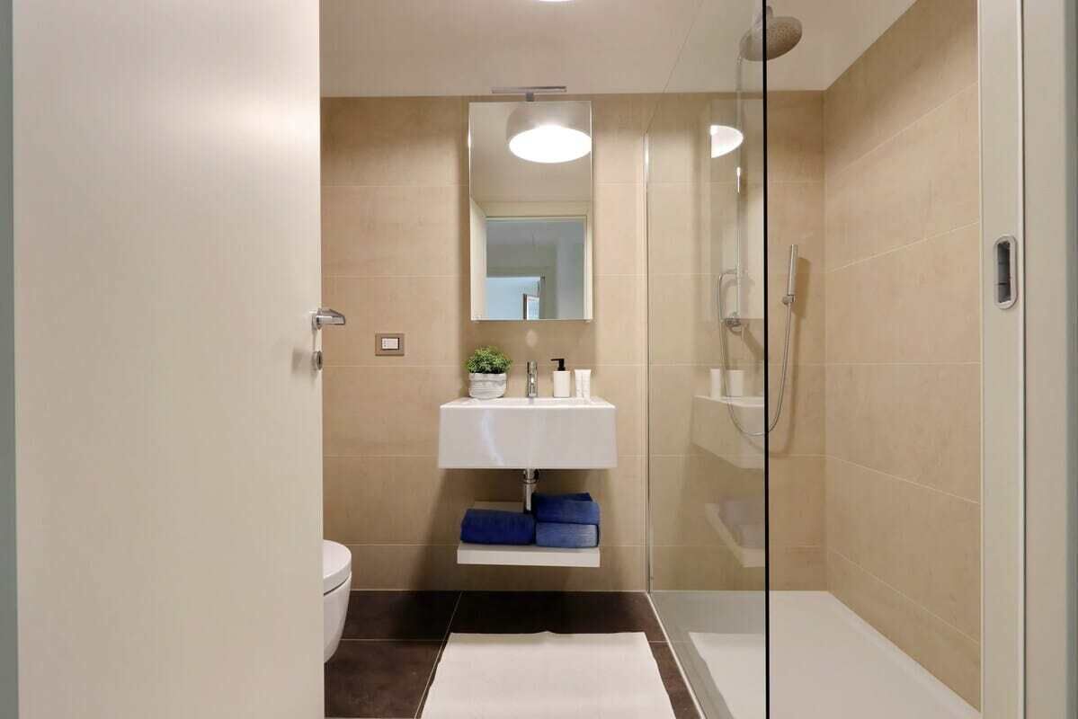 Dusche, Haartrockner, Handtücher, Shampoo