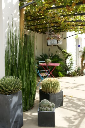 Outdoor dining - Bed and Breakfast 'À 2 Pas Des Plages' with Shared Terrace, Shared Garden and Wi-Fi (Notre-Dame-de-Riez)