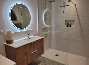 Shower, hair dryer, towels - Bed and Breakfast 'À 2 Pas Des Plages' with Shared Terrace, Shared Garden and Wi-Fi (Notre-Dame-de-Riez)