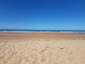 Beach - Bed and Breakfast 'À 2 Pas Des Plages' with Shared Terrace, Shared Garden and Wi-Fi (Notre-Dame-de-Riez)