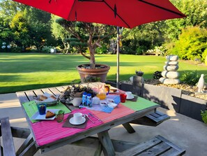Outdoor dining - Bed and Breakfast 'À 2 Pas Des Plages' with Shared Terrace, Shared Garden and Wi-Fi (Notre-Dame-de-Riez)