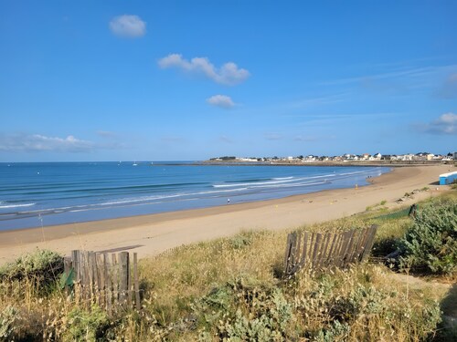 Bed and Breakfast 'À 2 Pas Des Plages' with Shared Terrace, Shared Garden and Wi-Fi