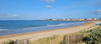 Bed and Breakfast 'À 2 Pas Des Plages' with Shared Terrace, Shared Garden and Wi-Fi