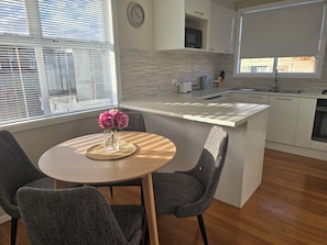 Dining - Charming 3-bedroom house in Papakura 20min from Airport (Auckland)