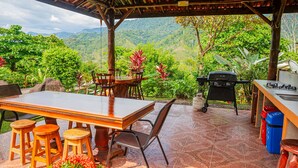 An outdoor patio with a wooden table and chairs, a grill, and a sink. - 4 Suites-Ocean view-Private pool (San Buenas)