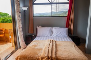 4 slaapkamers, een bureau, een strijkplank/strijkijzer, reisbedje