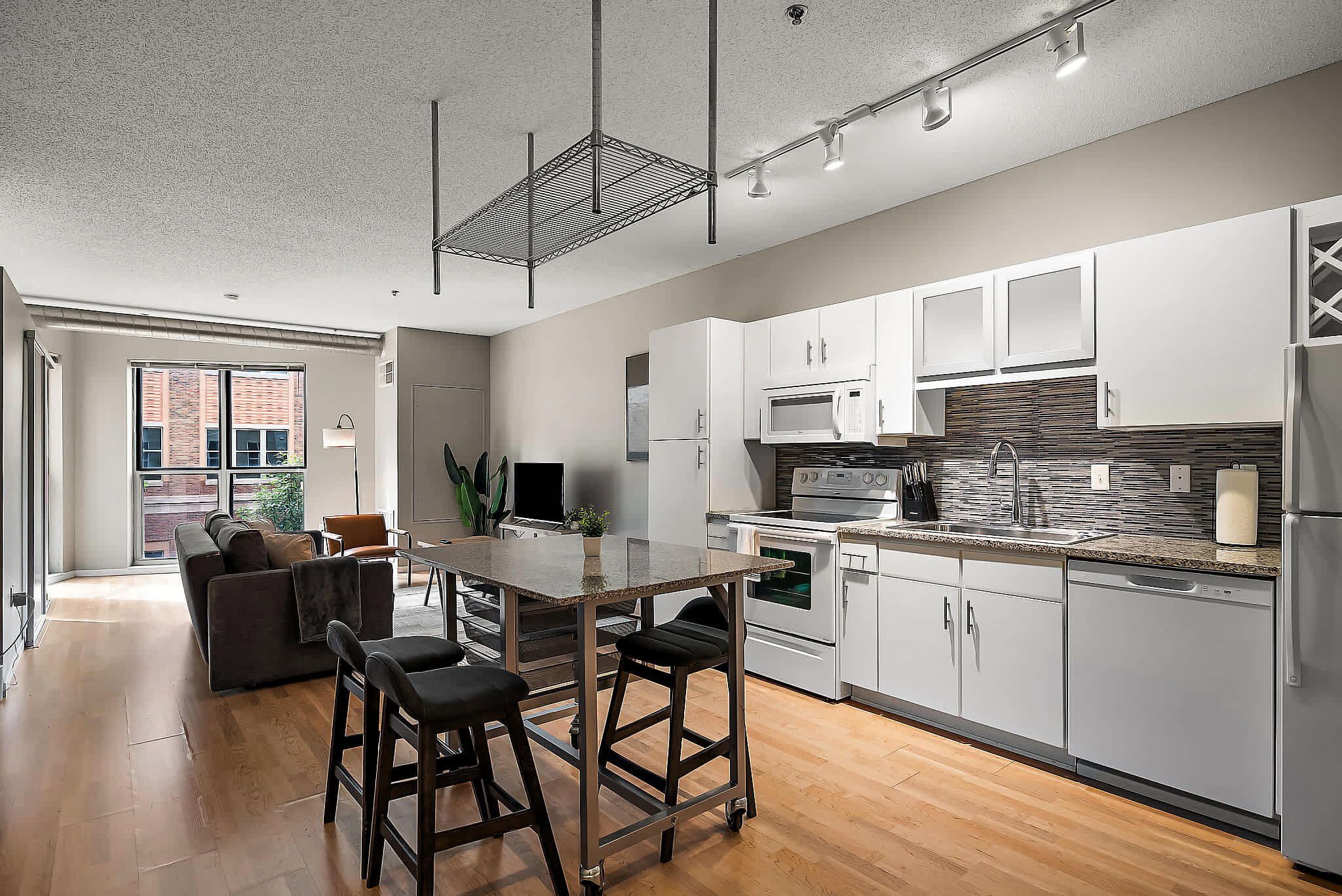 Kjøleskap, mikrobølgeovn, ovn og kokeplater