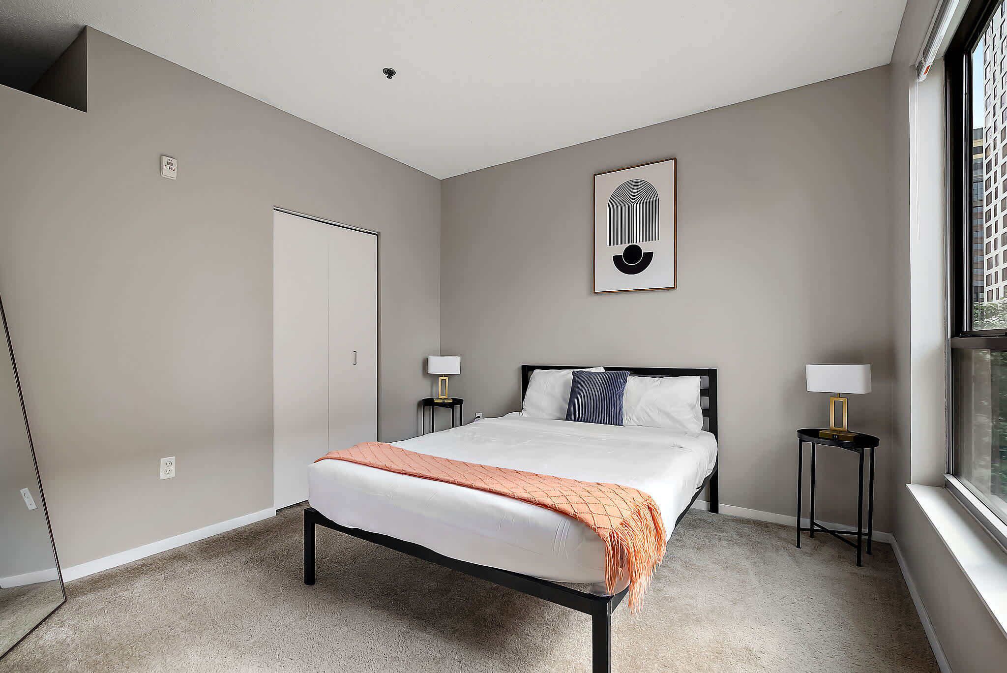 1 dormitorio, tabla de planchar con plancha, wifi y ropa de cama