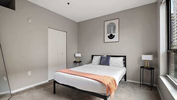 1 dormitorio, tabla de planchar con plancha, wifi y ropa de cama