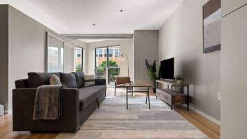 Una televisión, una oficina