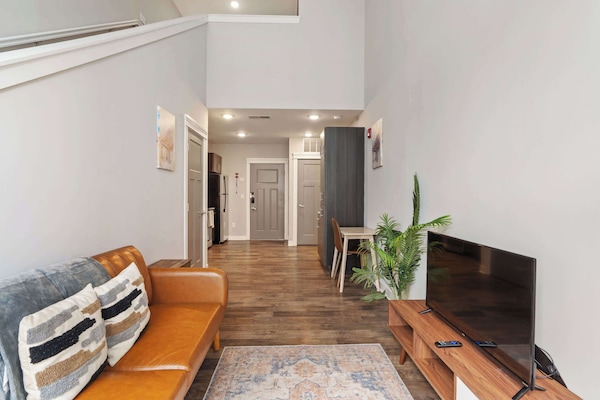 CozySuites - Penrose On Mass with pool & parking #1